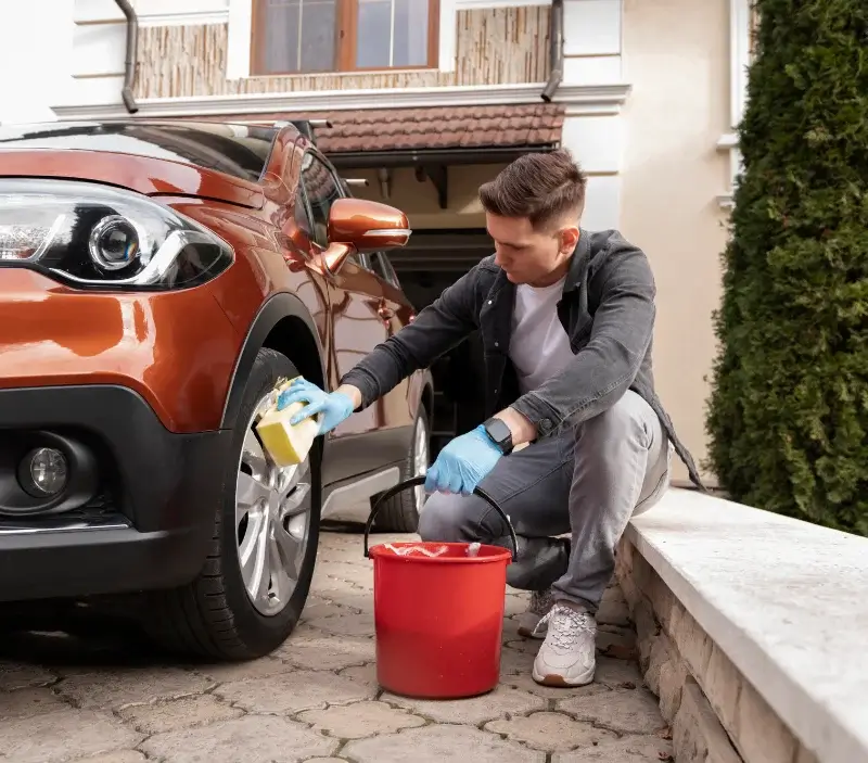 Lavage auto à domicile Grosbliederstroff : professionnel intervenant sur un véhicule